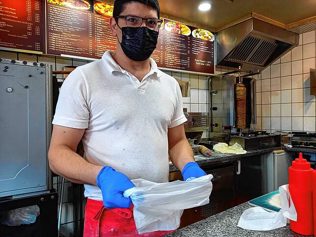 Döner, Falafel oder Türkische Pizza: Wer bei Shenol Arifov beim Bosporus Grill etwas zum Mitnehmen bestellt, bekommt das warme Essen ...