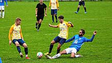 Reingegrätscht: Der Hegauer FV (Jan Petschko, rechts) sicherte sich bei der SG Dettingen-Dingelsdorf (Joshua Szenk, Mitte, und Jonas ...