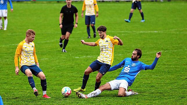 Reingegrätscht: Der Hegauer FV (Jan Petschko, rechts) sicherte sich bei der SG Dettingen-Dingelsdorf (Joshua Szenk, Mitte, und Jonas ...