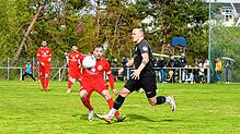 Die SG Dauchingen/Weilersbach (Tom Zepf, rechts) hat sich klar und eindeutig mit 6:0 gegen den FC Löffingen (Lars Sulzmann) durchgesetzt,.