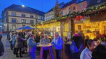 Auf dem Münsterplatz und an anderen Orten in der Bad Säckigner Altstadt hat der viertägige Weihnachtsmarkt begonnen.