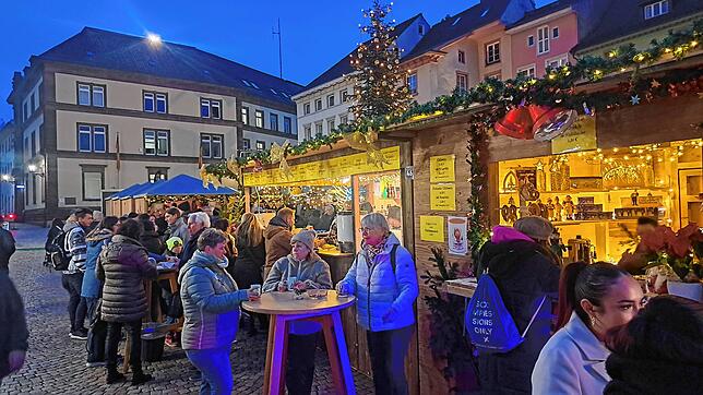 Auf dem Münsterplatz und an anderen Orten in der Bad Säckigner Altstadt hat der viertägige Weihnachtsmarkt begonnen.