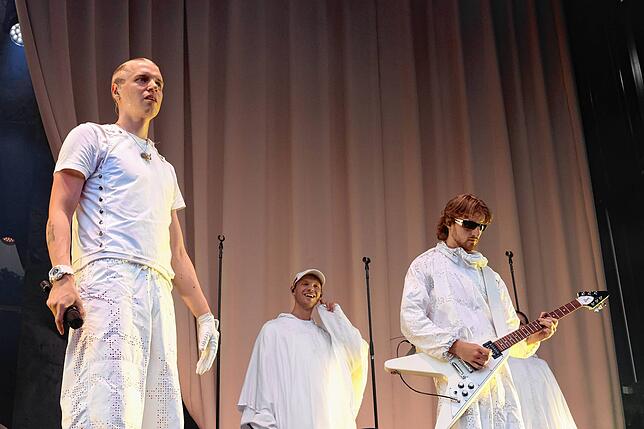 Bild 11: Hier spielt die Musik! Fans tanzen vor den Bühnen beim Campus-Festival 2025