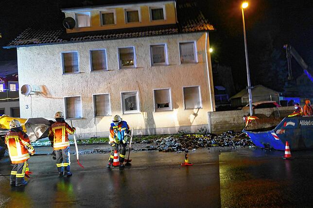 Die Feuerwehr war im Einsatz, weil ein Lastwagen in der Dillstraße Getränkekästen verloren hat.