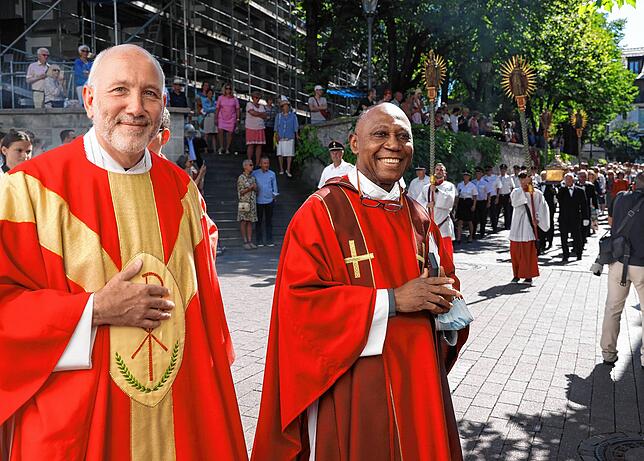 Ein Lächeln gegen die Dunkelheit kann nie schaden: Stadtpfarrer Heinz Vogel (links) und Festprediger Monsignore Obiora Ike.