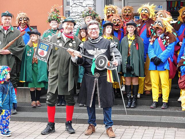 Eichelklauber-Zunftmeister Patrick Gansser (links) und Gailingens Bürgermeister Thomas Auer bei der Schlüsselübergabe nach dem Rathaussturm.
