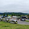 Etliche Fahrzeuge und Beamte von Zoll und Polizeibehörden stehen beim Autobahnkreuz Bad Dürrheim am Mittwoch, 24. Mai, auf den Rastplatz ...