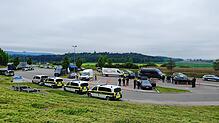 Etliche Fahrzeuge und Beamte von Zoll und Polizeibehörden stehen beim Autobahnkreuz Bad Dürrheim am Mittwoch, 24. Mai, auf den Rastplatz ...