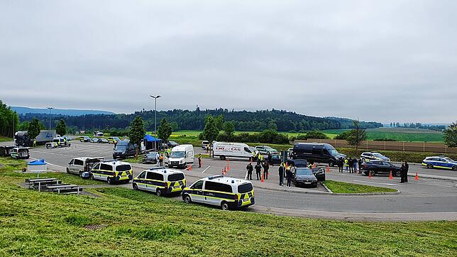 Etliche Fahrzeuge und Beamte von Zoll und Polizeibehörden stehen beim Autobahnkreuz Bad Dürrheim am Mittwoch, 24. Mai, auf den Rastplatz ...