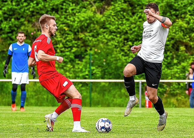 Torschütze: Kapitän Fabian Schmidt (rechts, gegen Adrian Mouttet) traf nach 32 Minuten zum 1:0 für die SG FC Wehr/Brennet im Pokalfinale ...