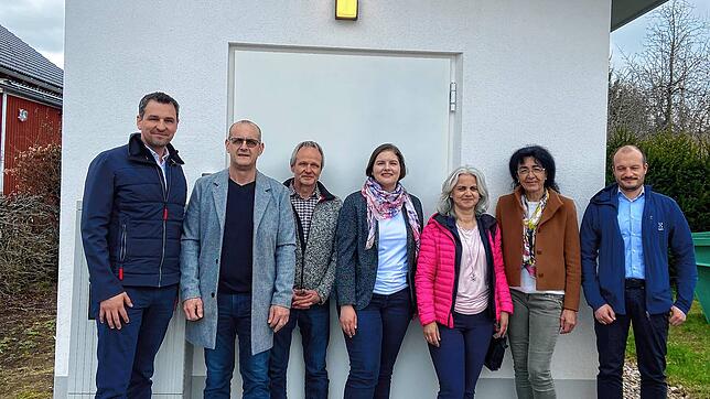 Vor dem Pop-Gebäude in Birkendorf (von links): Bürgermeister Tobias Gantert, Klaus Müller, Ortsvorsteher Ühlingen, Ortsbaumeister Rainer ...