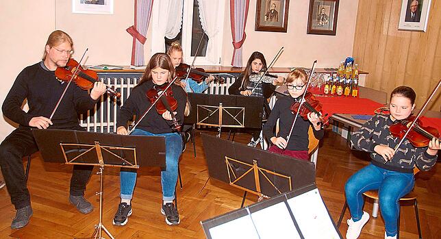 Junge Musiker der Jugendmusikschule Furtwangen-St. Georgen umrahmen die Ausstellungseröffnung.