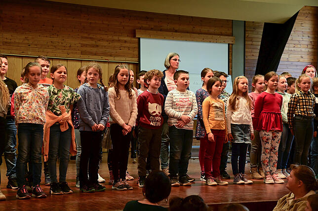 Die Schüler der Klassen 3a und 3b der Rupertsbergschule begrüßen die ukrainischen Gäste mit einem Willkommenslied.