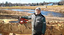 Per Kettensäge schnitzt der Künstler Igor Loskutow am Zusammenfluss von Brigach und Breg derzeit eine ganz besondere Murmelbahn, die den ...