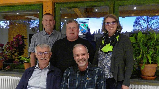 Der Vorstand des Caritativen Fördervereins Hotzenwald St. Wendelinus: Hans-Jürgen Sackmann und Johannes Herrmann (sitzend, von links), ...