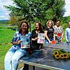 Vom Spielzeugmarkt-Team übergeben Eva Großhardt, Sileke Schraag, Andrea Bader und Anita Albrecht die Tischtennisplatte. Ortsvorsteher ...