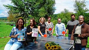 Vom Spielzeugmarkt-Team übergeben Eva Großhardt, Sileke Schraag, Andrea Bader und Anita Albrecht die Tischtennisplatte. Ortsvorsteher ...
