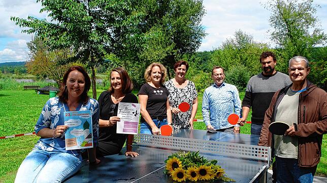 Vom Spielzeugmarkt-Team übergeben Eva Großhardt, Sileke Schraag, Andrea Bader und Anita Albrecht die Tischtennisplatte. Ortsvorsteher ...