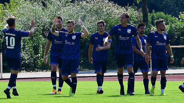 Sieg im Stadtderby: Der VfB Waldshut setzte sich beim FC Tiengen 08 mit 3:1 durch. Hier feiert das Team den Treffer von Alberto Di ...