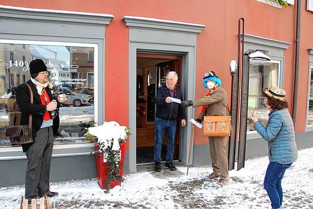 Meßkircher Fasnet in Corona-Zeiten: Holger (links) und Roland Schank (rechts) gehören zu den Meßkircher Fasnachtern, die am Schmotzigen ...