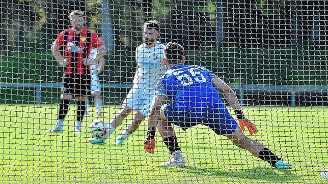 Schlusspunkt: Sandro D‘Accurso wurde im Strafraum gefoult und verwandelte den fälligen Elfmeter zum 7:1-Endstand selbst. Mit drei ...
