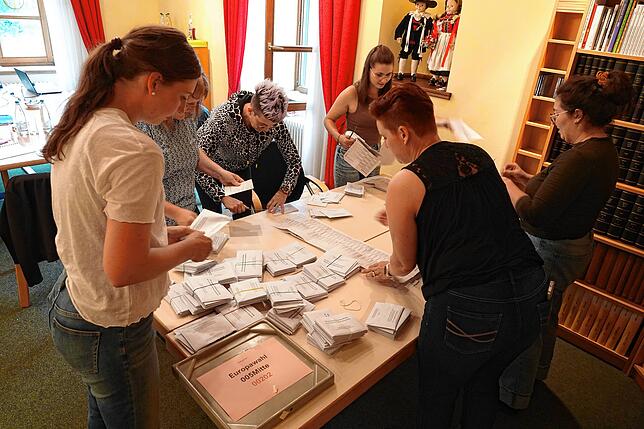 Konzentriert: Die Wahlhelferinnen beginnen mit dem Auszählen der Stimmzettel nach Schließung der Urnen im Rathaus Görwihl.