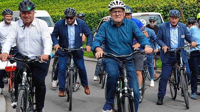 An der Spitze der Gruppe fahren (von links) die Landtagsabgeordneten Martin Hahn (Grüne) und Klaus Hoher (FDP) mit Verkehrsminister ...