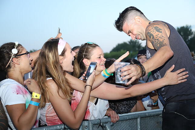 Ihren Stars konnten die Fans – hier Marc Terenzi – bei der Mallorca-Party im Seepark immer wieder hautnah begegnen.