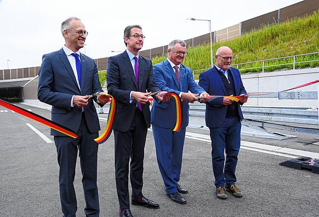 Das Band ist durch (von links): Deges-Geschäftsführer Dirk Brandenburger, Bundesverkehrsminister Andreas Scheuer, Oberbürgermeister ...