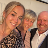 Giulia Gwinn (li.) mit ihren Eltern Gabi und Florian Gwinn
