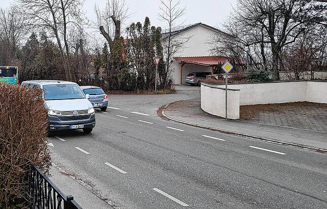 Bei viel Verkehr und einem stellenweise sehr geringer Straßenquerschnitt bleibt aus Sicht der Bürgerinitiative nicht genug Platz für ...