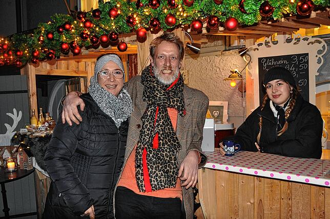 Nina Blaschke, Richard Gratwohl und Rosalie Berger (von links) verwöhnten ihre Gäste an ihrer schnuckeligen Hütte mit Heißgetränken, ...