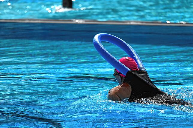 Große Kreativität zeigten die Teilnehmer beim Transport der Poolnudel.