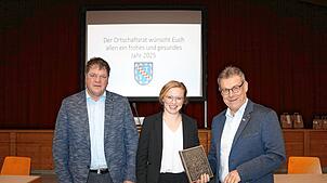 Mit einem kreativen Erinnerungsbuch verabschieden sich die Reiselfinger von ihren engagierten langjährigen Kommunalpolitikern Willi Frey ...