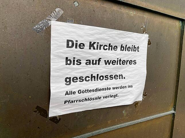 Wer in das Gotteshaus möchte, steht aktuell vor verschlossenen Türen. An einem Aushang des Eingangs wird darauf hingewiesen, dass die ...