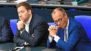 Bundeskanzler Friedrich Merz (CDU, r) verfolgt die Debatte neben Lars Klingbeil (SPD), Bundesminister der Finanzen, im Bundestag. Thema ...