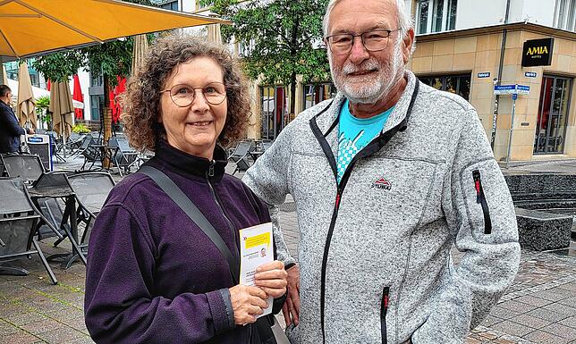 Elisabeth Kentischer und Klaus Weber unterstützen das geforderte Volksbegehren mit ihrer Unterschrift.