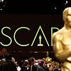 Eine riesige Oscar-Statue vor dem Oscar-Logo: In Hollywood sieht man derzeit kaum etwas anderes als den Goldjungen.