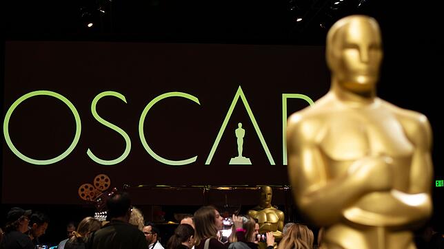 Eine riesige Oscar-Statue vor dem Oscar-Logo: In Hollywood sieht man derzeit kaum etwas anderes als den Goldjungen.