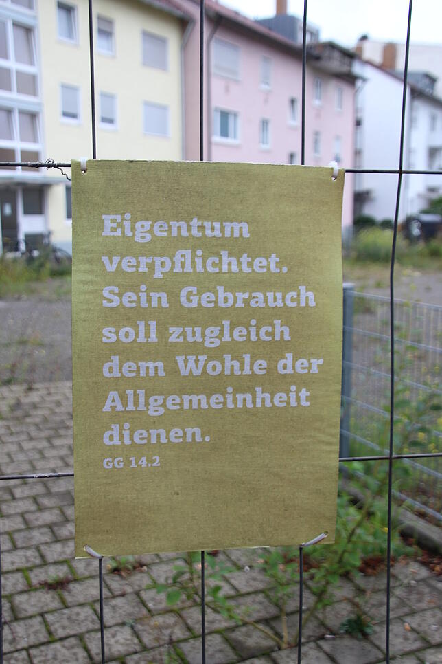 Eigentum verpflichtet: Mit einem Verweis auf das Grundgesetz fordert seit einiger Zeit ein Unbekannter die Öffnung des Parkplatzes in ...