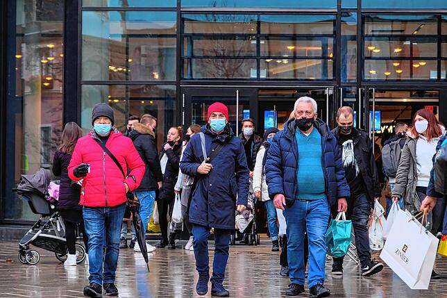 An den Einkaufstüten ist erkennbar, dass die Besucher der Innenstadt sich nicht nur im Cano umschauen, sondern auch in anderen ...
