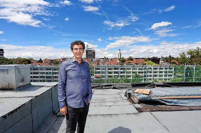Der Schweizer Investor und spätere Betreiber Hans Jürg Buff steht auf dem Dach des Luxushotels. Im Hintergrund ist Petershausen zu sehen.