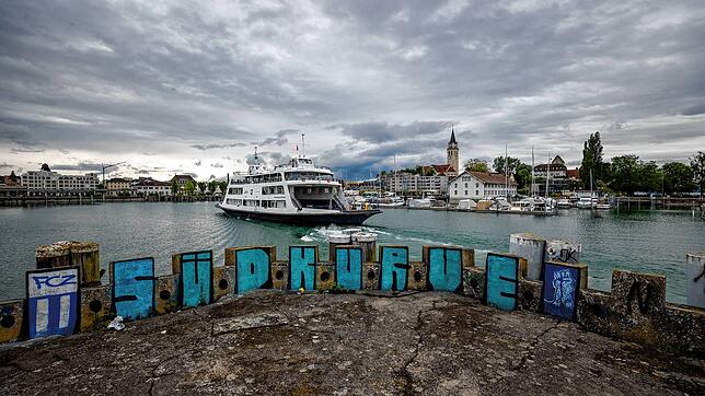 Fans des FC Zürich haben den Hafen in Romanshorn vollgeschmiert. Mittlerweile ist der Schriftzug übermalt: Mit dem grün-weiß des FC St. ...