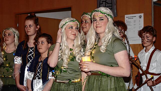 Die Jugend der Kieschtockzunft ist beim Unterkirnacher Zunftball gerne dabei und feiert Fasnet. Bilder: Cornelia Putschbach