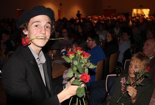 "Für euch soll's rote Rosen regnen" singt der Frauenchor am Ende des bunten Konzertabends. "Passepartout" alias Amarin Lawton verteilt ...