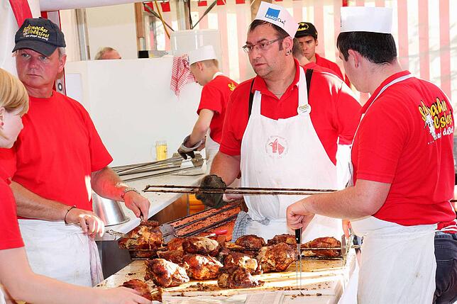 Der Volksfest-Klassiker Hähnchen findet reißenden Absatz. Wolfgang Wehrle (von links), Claudius Hipp und Simon Hettich haben alle Hände ...
