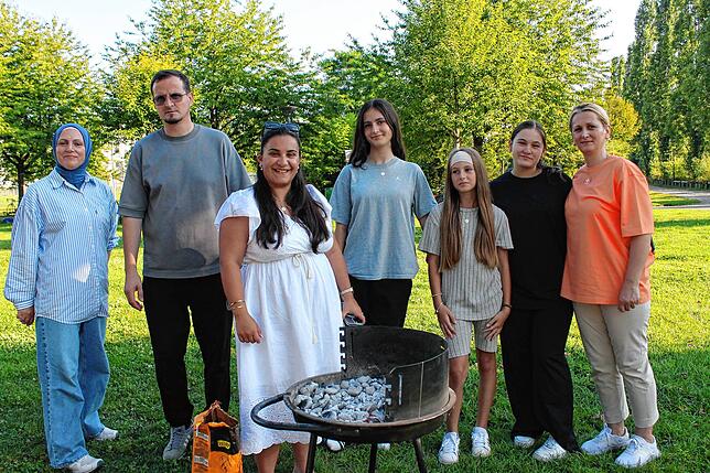 Im Sommer ist die große Wiese am Schänzleareal für Melinda Islami (3. von links) und ihre mazedonische Großfamilie der ideale Ort zum ...
