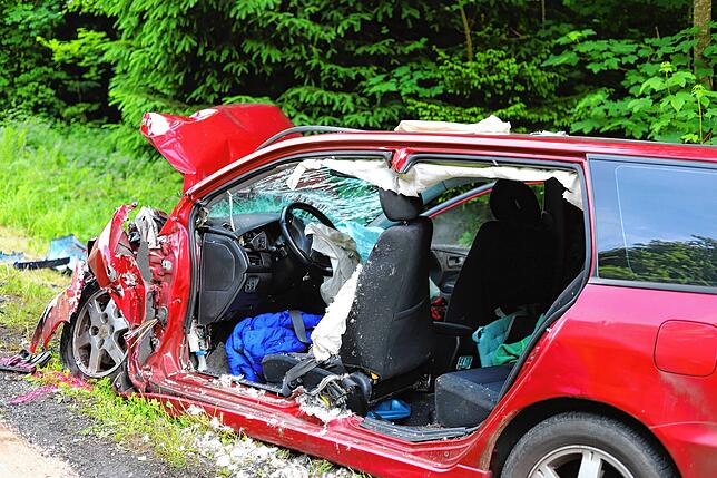 Der Fahrer des roten Mitsubishi wurde schwerstverletzt mit einem Helikopter ins Krankenhaus gebracht.