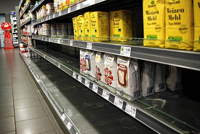 Hamsterkäufe gehörten ebenfalls zu den Einkaufsphänomenen zu anfangs der Corona-Krise. Hier ein fast leeres Mehlregal im Supermarkt. Ein ...