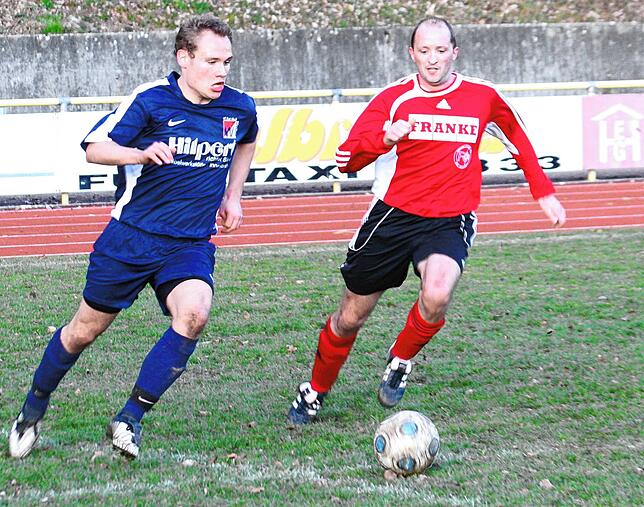 Jungspund: Alexander Rindt (links) als 22-Jähriger beim 3:2-Sieg des FC Rot-Weiß Weilheim beim FC 08 Bad Säckingen, hier im Laufduell ...